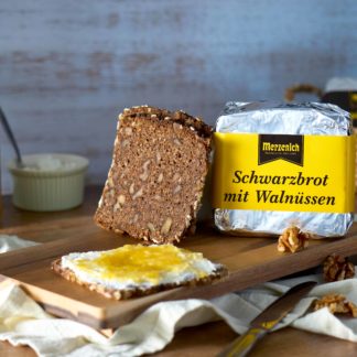 Schwarzbrot mit Walnüssen