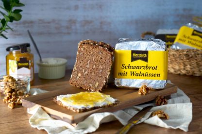 Schwarzbrot mit Walnüssen