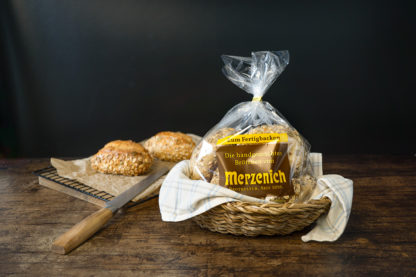 Handbrötchen mit Körnern zum Fertigbacken